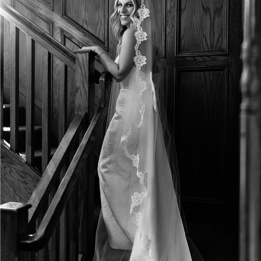 Elegant White Lace Bridal Veil